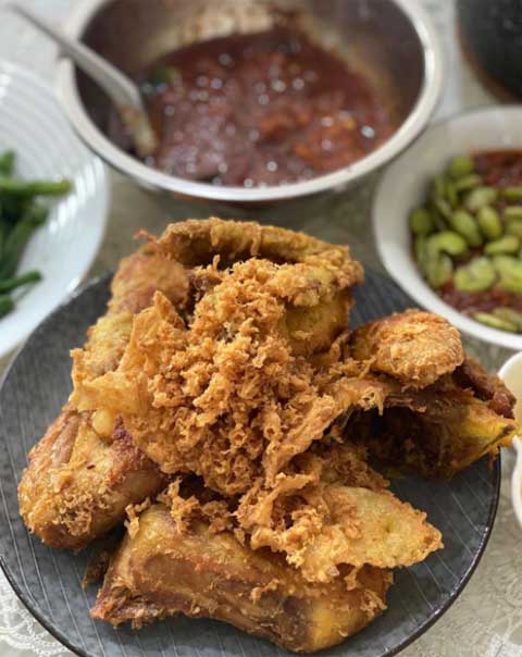 Resep Nasi Uduk Gurih dan Pulen Mudah Cara Membuatnya 2 resep ayam goreng ungkep bumbu kuning