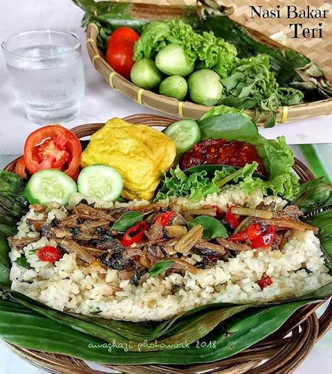 Resep Nasi Bakar Teri Spesial Enak Pedas Gurih dan Super Lezat