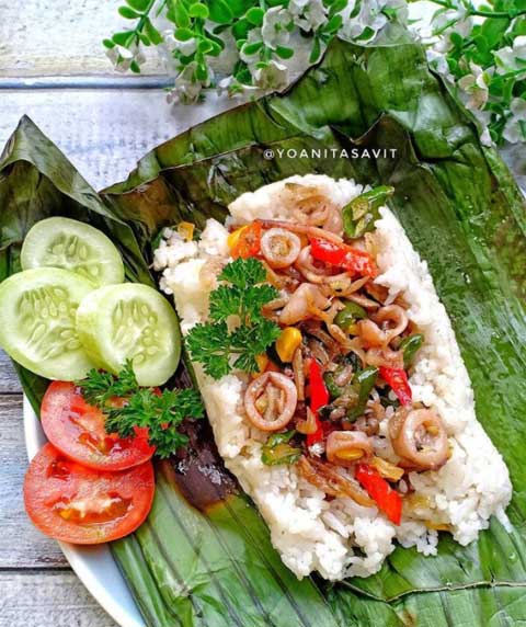 Resep Nasi Bakar Cumi Asin Sedap dan Gurih Menggugah Selera 2 nasi uduk bakar cumi asin