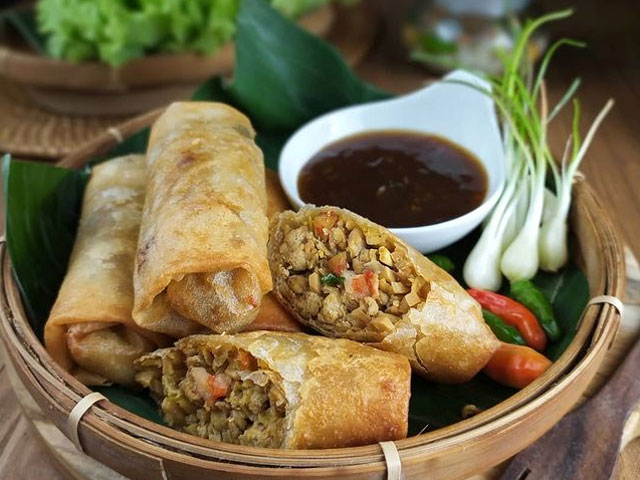 Photo How to Make Spring Rolls from Kendari City