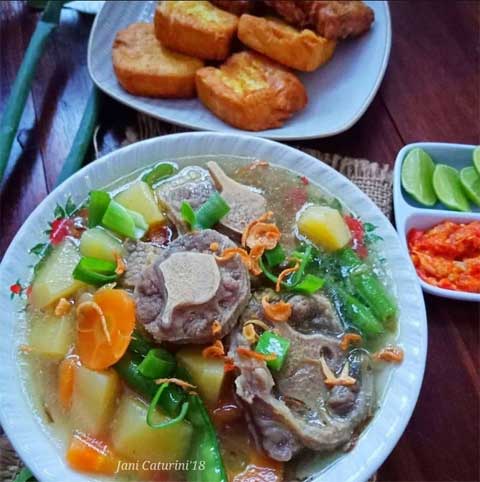Resep Sop Buntut Sapi Sedap Gurih dan Segar 1 resep sop buntut sapi