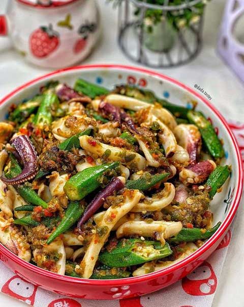 Resep Sotong Okra Cabe Ijo Pedas Gurih Enak dan Lezat 1 sotong okra cabe ijo