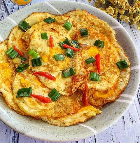 6 Olahan Telur Agar Tidak Bosan Enak dan Praktis 1 telur ceplok bumbu kuning