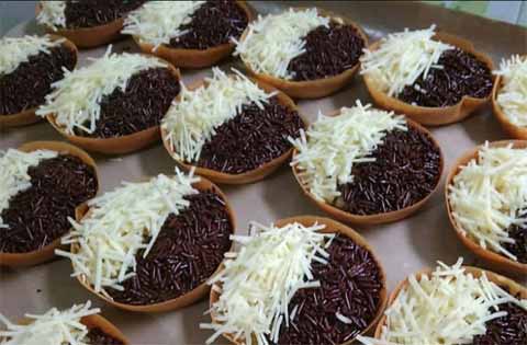Resep Terang Bulan Mini Super Lembut dan Praktis 2 terang bulan mini topping meses dan keju.