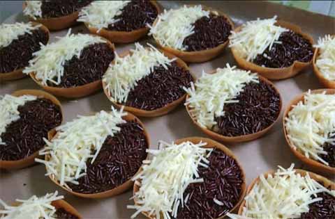 terang bulan mini topping meses dan keju.